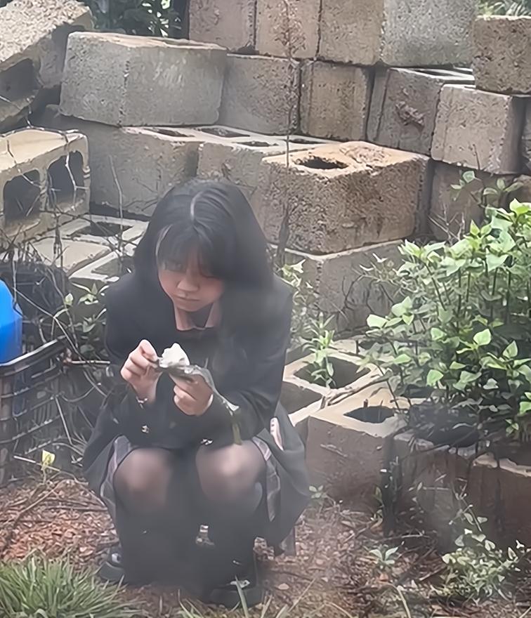 四川一男子在深山里开挖机，女友丝毫不嫌弃，“感觉配不上她”