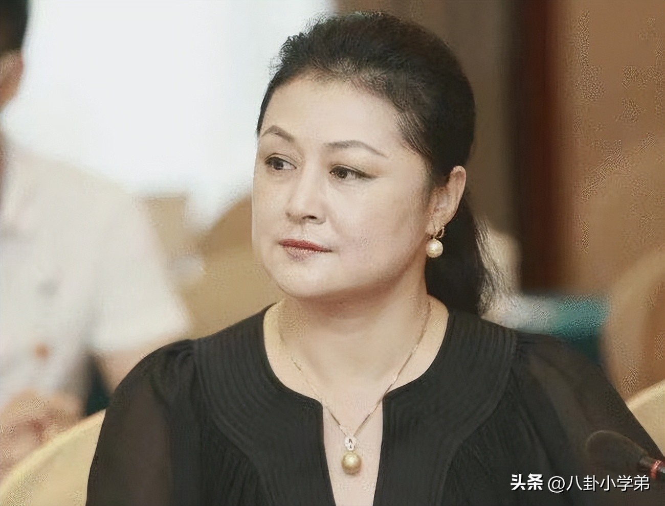 曾经美丽的容颜如今变成了老太太,曾经貌美如花现在变成大妈