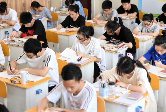 清华女学霸是怎样炼成的？看看她的书桌，或许会找到她成功的原因