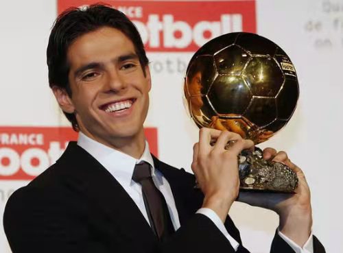 拥有世界杯欧冠和金球奖的9人,700球7次金球奖7次世界足球先生