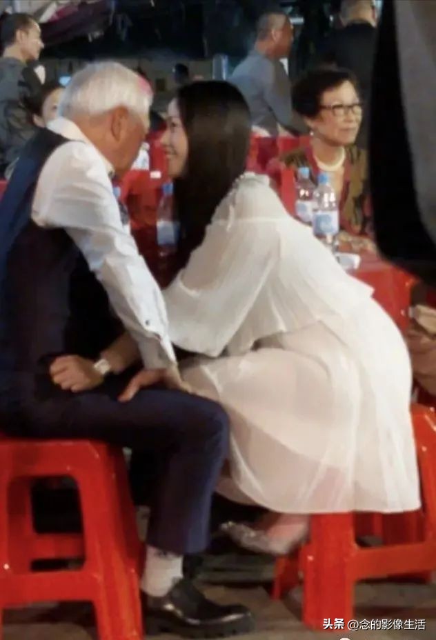 72岁男星将迎娶小36岁女友,72岁男星将娶小36岁女友是真爱吗