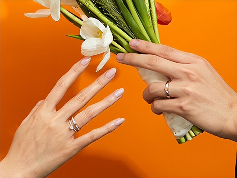 怎样求婚最简单而又浪漫,求婚怎么求浪漫六种最佳求婚方式