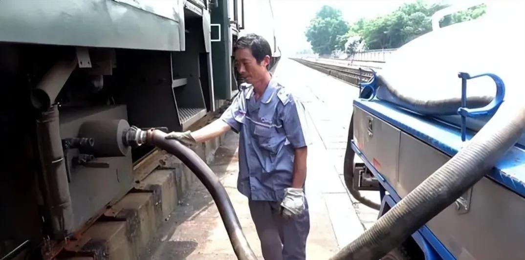 火车厕所里的粪便最后去了哪里,火车上面的粪便都跑哪里去了