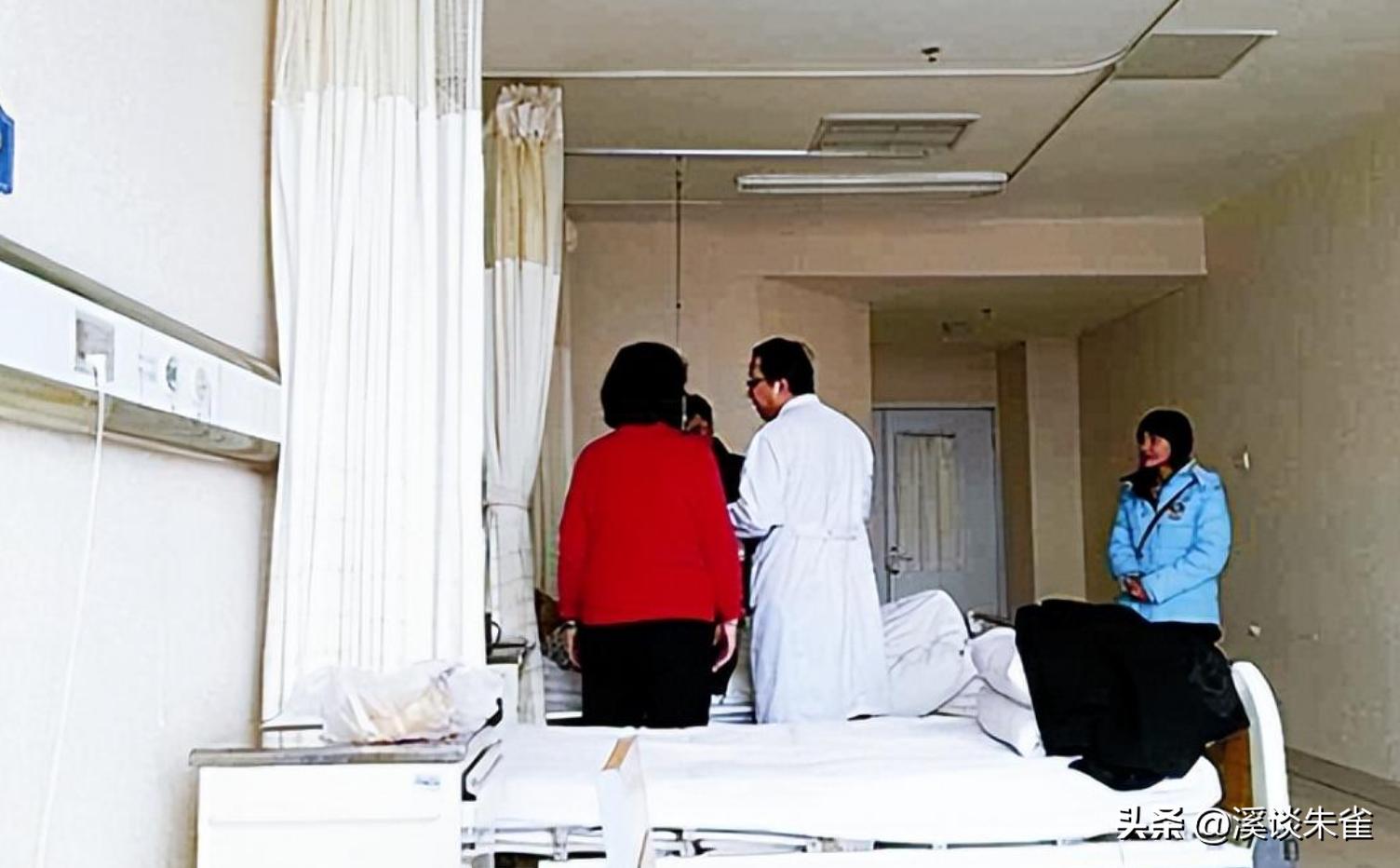 老人被撞肋骨断了十根,老人晨练被撞