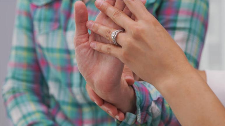 手指僵硬发胀怎么回事,手指僵硬不是风湿是怎么回事