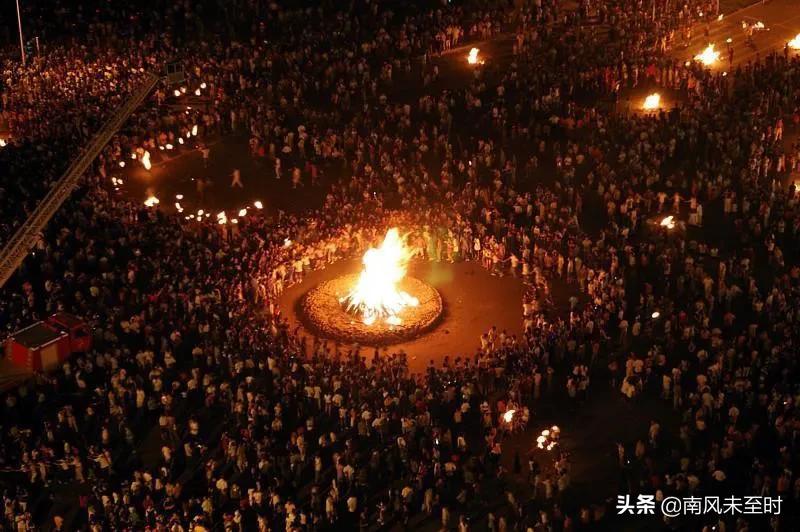 云南一年一度的火把节隆重开始,云南十大传统文化彝族火把节图片