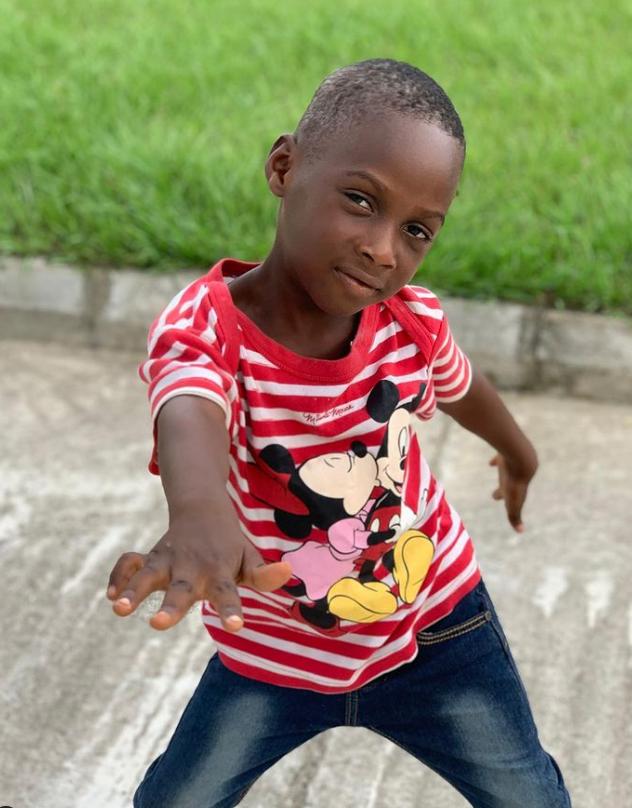 2016年，那个被白人美女喂水喝的2岁非洲小男孩，后来怎么样了？