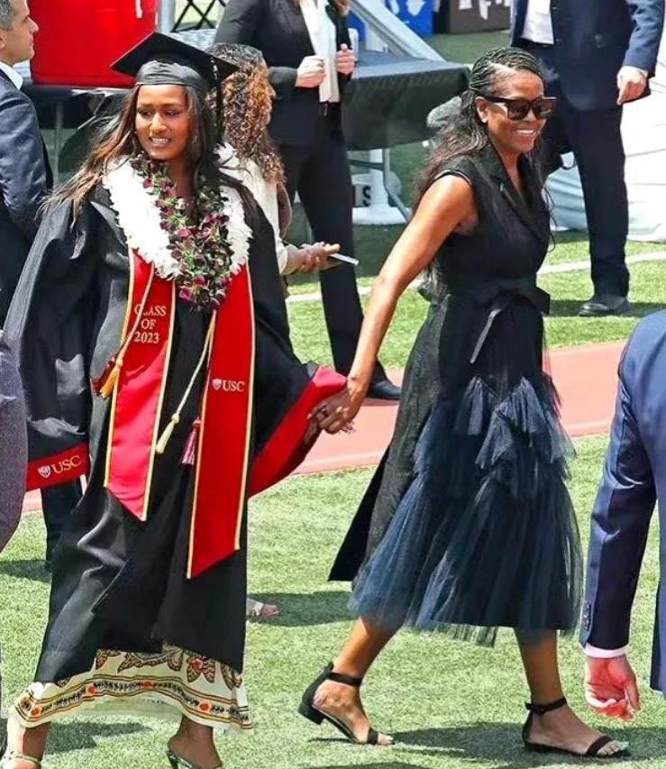 张艺谋毕业典礼,张艺谋参加长子毕业礼