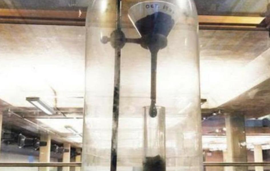 进行了100多年的沥青滴漏实验,沥青滴漏实验滴落瞬间