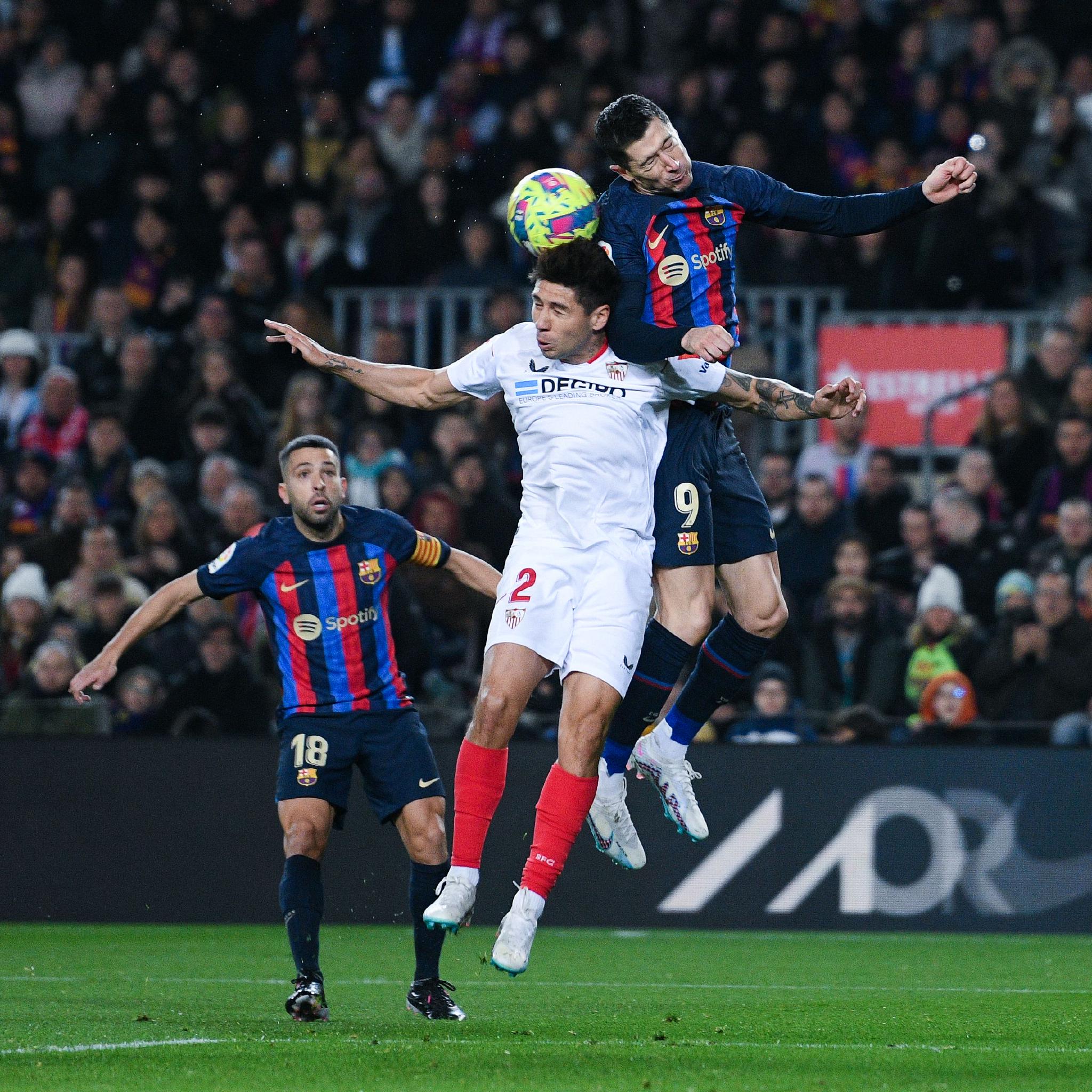 巴萨今夏首签敲定天才中卫,巴萨宣布前锋3000万欧签约5年