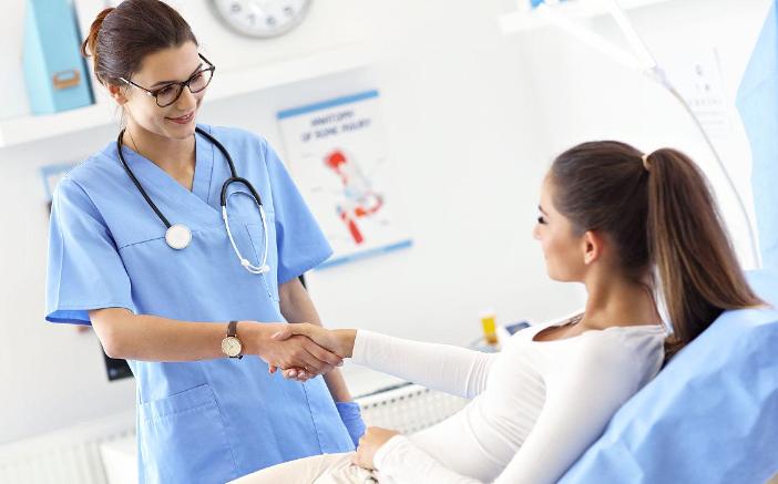 女子腹部痒，医生用镊子夹出16只阴虱！原来阴虱有4个传播途径