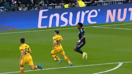 致敬C罗？维尼修斯国家德比禁区跳水，巴萨球员疯狂嘲讽