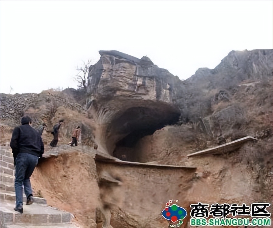 山顶洞人的原始生活,山顶洞人生活在距今约多少万年前