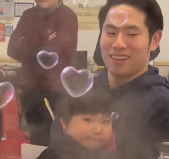 磕到了！福建5岁女孩外出吃饭“看上”帅叔叔，一波操作亲妈乐了