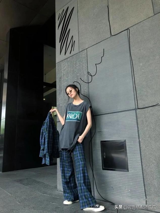 黑色的高帮帆布鞋配长裙子好看吗,黄色帆布鞋搭配什么裙子最好看