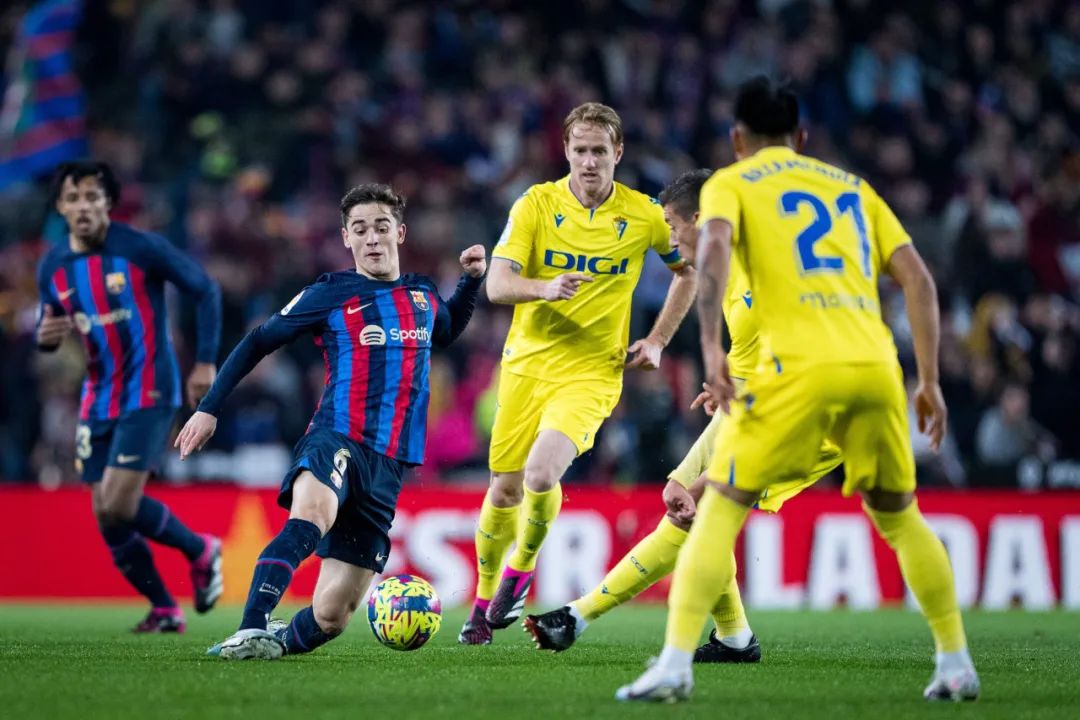 罗贝托一传一射,莱万破门,巴萨主场2-0加的斯!