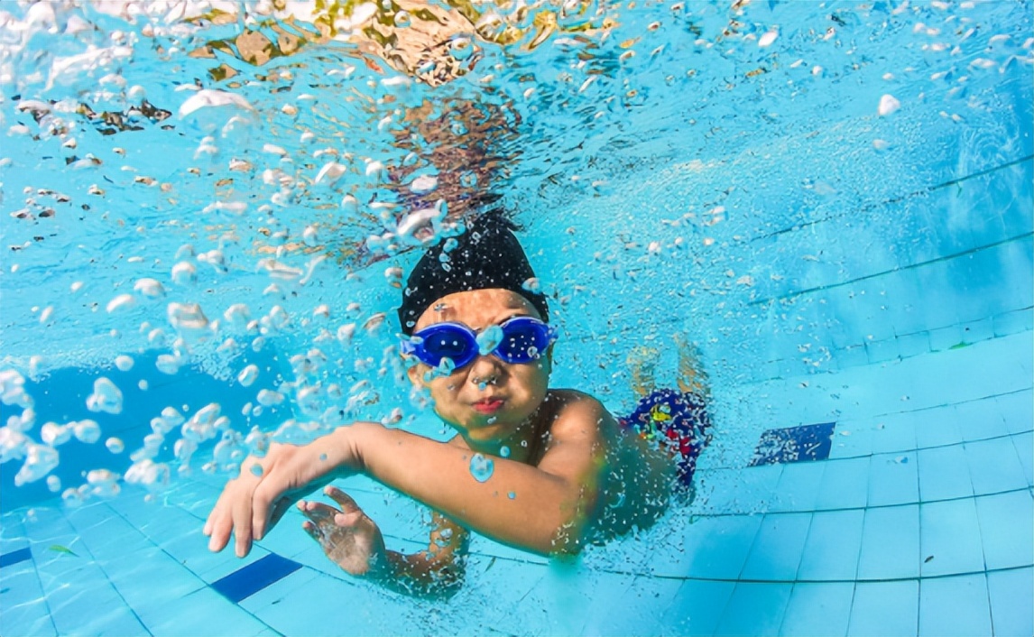 两个孩子阳性！140名学生集体发烧！泳池的脏，一篇说不完…