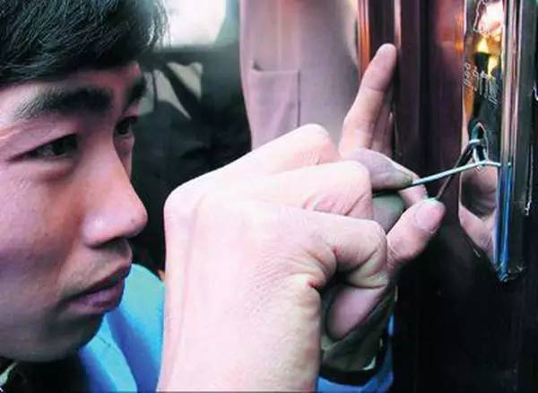 开锁匠收多少钱,开锁师傅24小时上门开锁靠谱吗