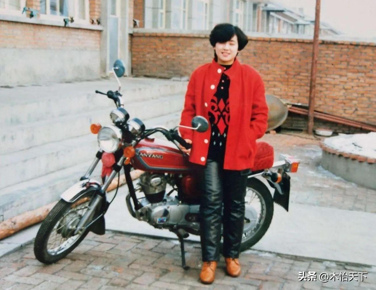 三十多年前的一张老照片,村里第一辆摩托车