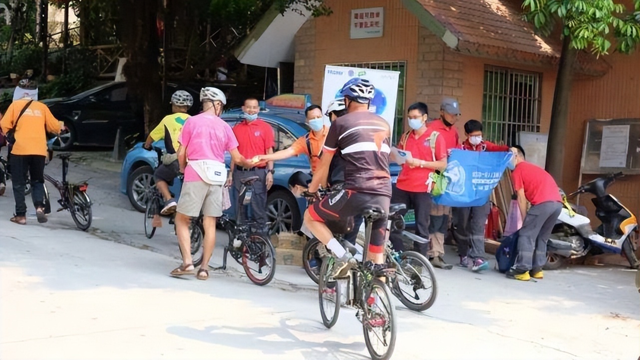 我急切地加入老年骑友群后，发现老年男女关系很复杂，我果断退群