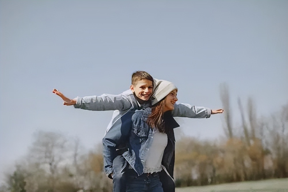 青春期孩子脾气暴躁易怒骂父母,父母易暴躁易怒容易养出三种孩子