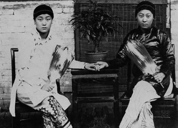 罕见照片，世界上胸最大的女人，女人舌头10.16厘米，你见过吗