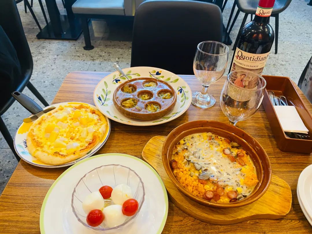 6元一杯，在“意大利沙县”萨利亚，年轻人做快乐酒鬼