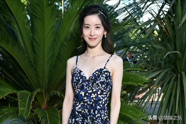 刘强东章泽天同框出席活动,章泽天在刘强东事件前后穿着变化