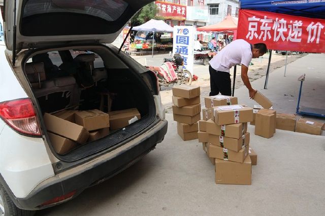 当市场饱和了，陷入泥潭的中年人开始寻找出路，开网约车身兼数职