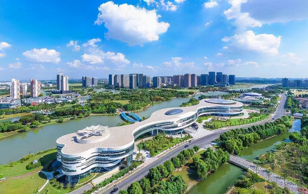 这所大学“很烧钱”,学费达17万!所在地是“全国百强县”第一