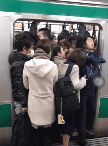 日本列车助推员,日本地铁推挤员年薪