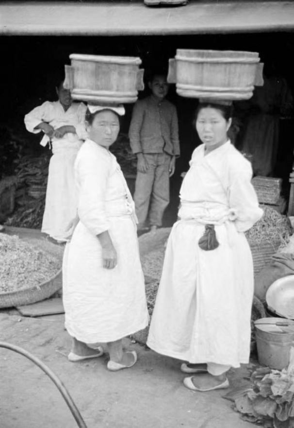 朝鲜军惨败后，后方只剩女性，我军高层严令：犯作风错误者枪毙