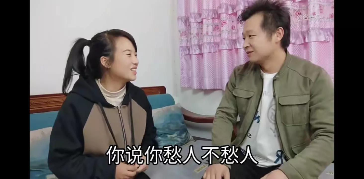 一朵在家里沙发后发现五千元，这次朵错怪奇，是奇妈昨天偷放的