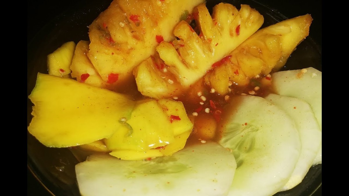 非洲岛国毛里求斯免费水果多到伸手可摘，走走路动动手吃到树上熟