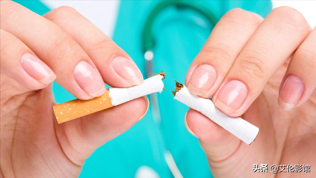 湖北一男子陪媳妇买东西，偷偷暗语买烟，收银员秒懂：男人的默契