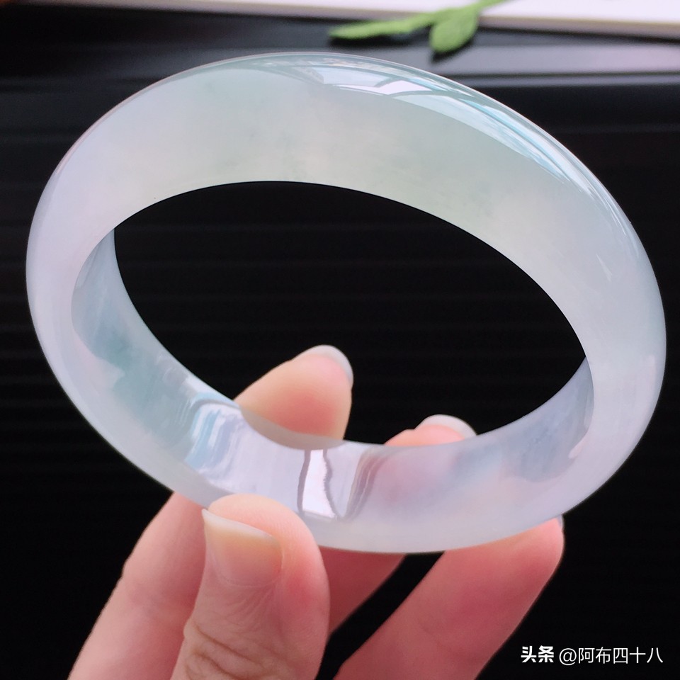 翡翠冰淡春彩,天然翡翠冰种飘绿如意