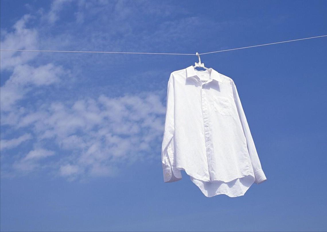 白色衣服用漂白水后变红怎么办,白色衣服黄了不要扔教你一招变白