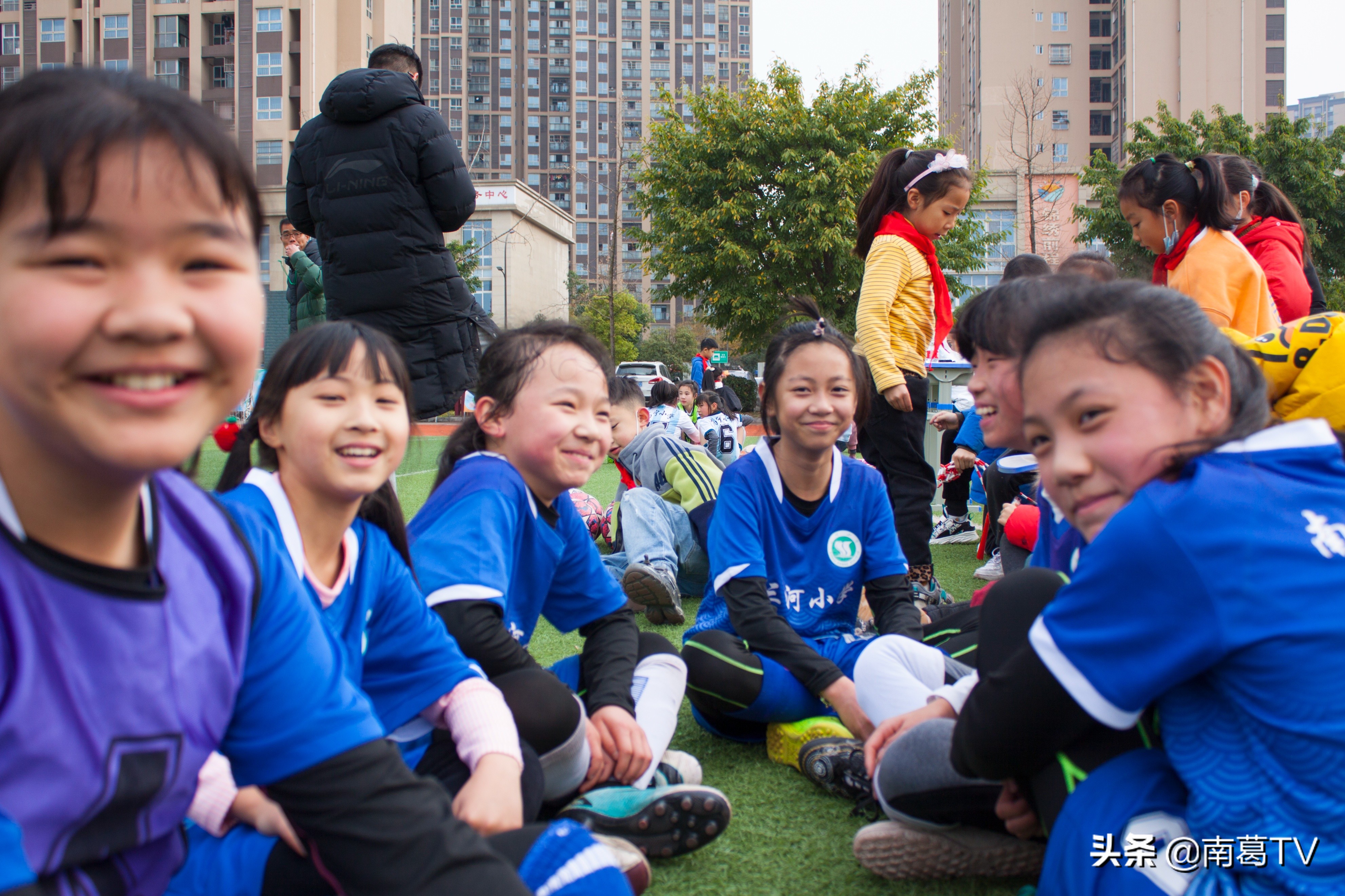 爱踢球的女人漂亮吗,爱足球的女孩一定很有魅力