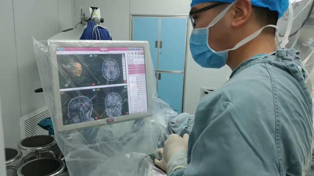 红河一女子癫痫频发多年，接受手术控癲得以康复，送锦旗表感谢