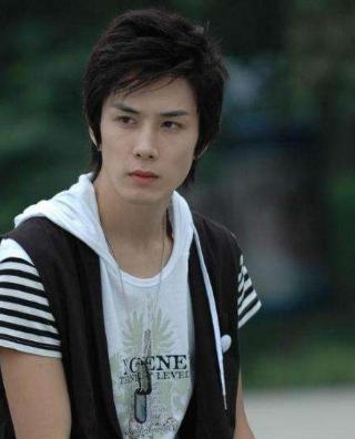 “被小三”的戚薇，背锅8年不坑声，她的聪明你想不到