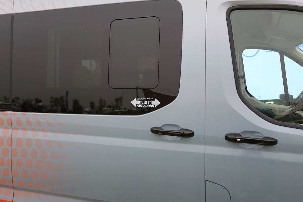 2.5米高上汽大通纯电科技智能房车,自行式房车上汽大通原厂房车实拍