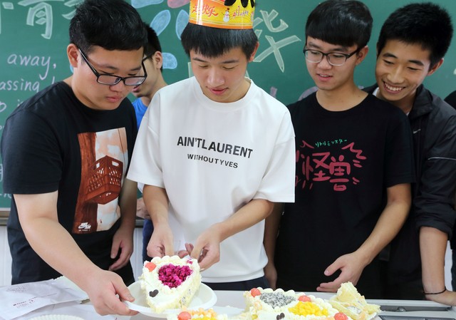 孩子的压岁钱到底给到几岁合适,压岁钱应该给小孩还是大人