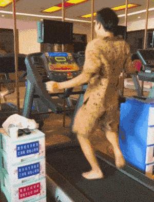 伴娘抢了新娘风头躲角落,伴娘躲在角落玩手机很漂亮