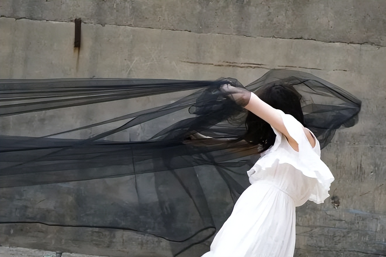 24岁女孩缝出巨型子宫，请人走进去，感受被母体包裹的温柔