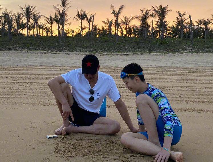 14岁康康接妈妈下班，身材高大“长相帅气”，妥妥的帅哥一枚