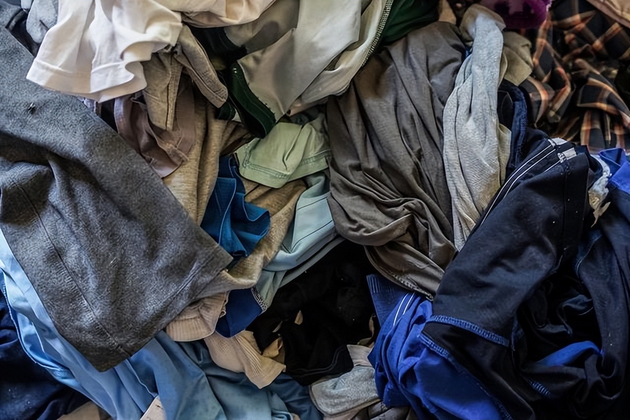 中国无偿捐赠的旧衣服，到了非洲后是怎样处理？网友：表示不认同