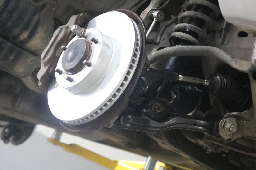 2003年的丰田老霸道，33万公里“车况残旧”，翻新复活变新车