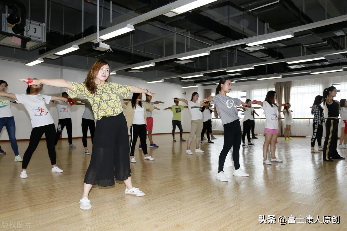 上班是线长、下班是网红，富士康打工妹抖音日收益最高超千元