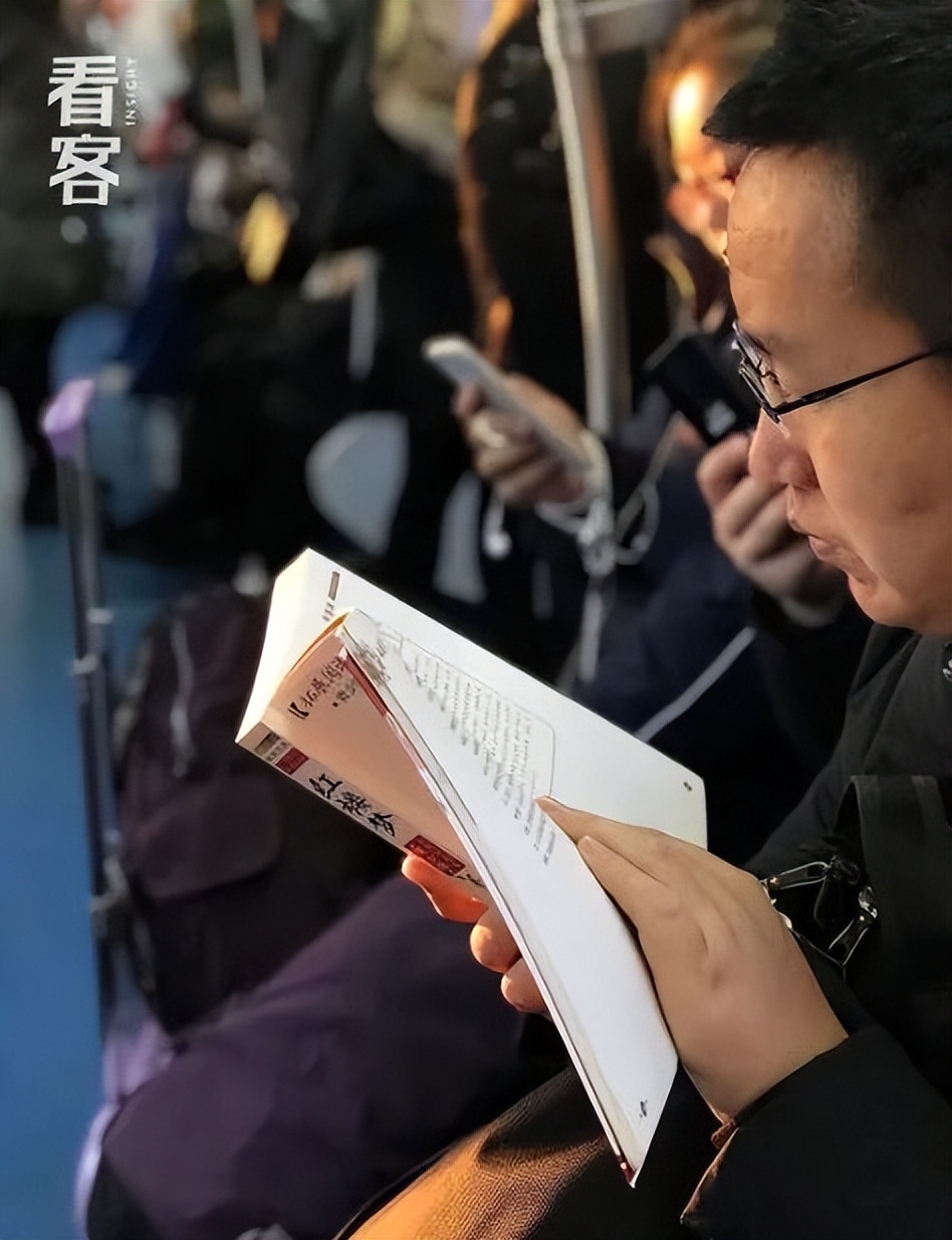 北京通勤路上，她用镜头记录2000个捧着书的人