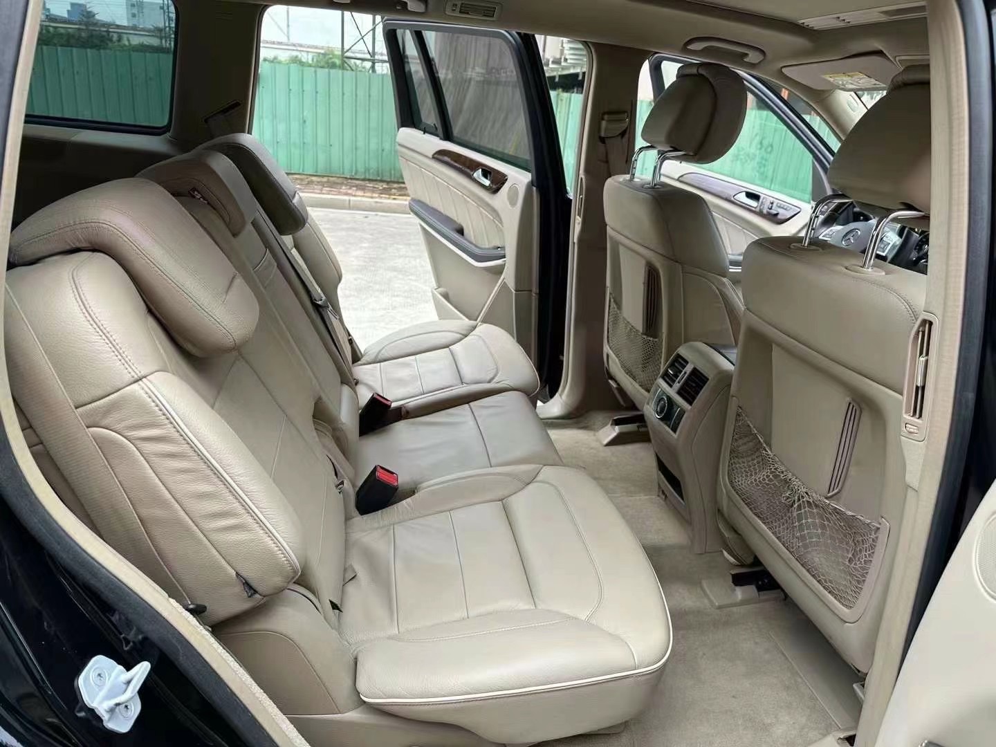 浙江小伙花23万买了一台奔驰GL550去旅行，女朋友：我们结婚吧。